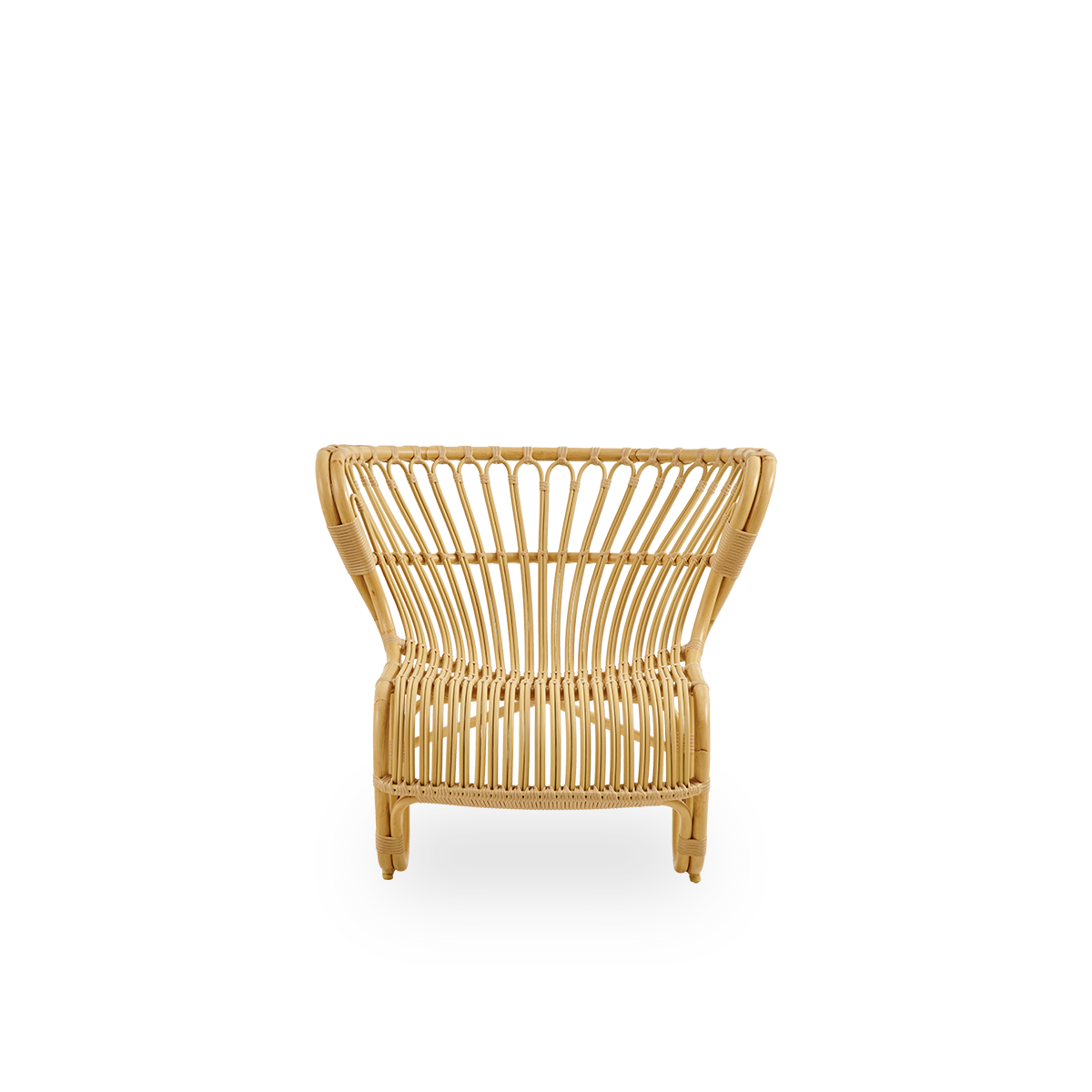 Front view of the Fox Exterior lounge chair in natural rattan look, award-winning design by Viggo Boesen.
Low, curvy lounge chair with a hand-bent aluminium frame and ArtFibre windings.
