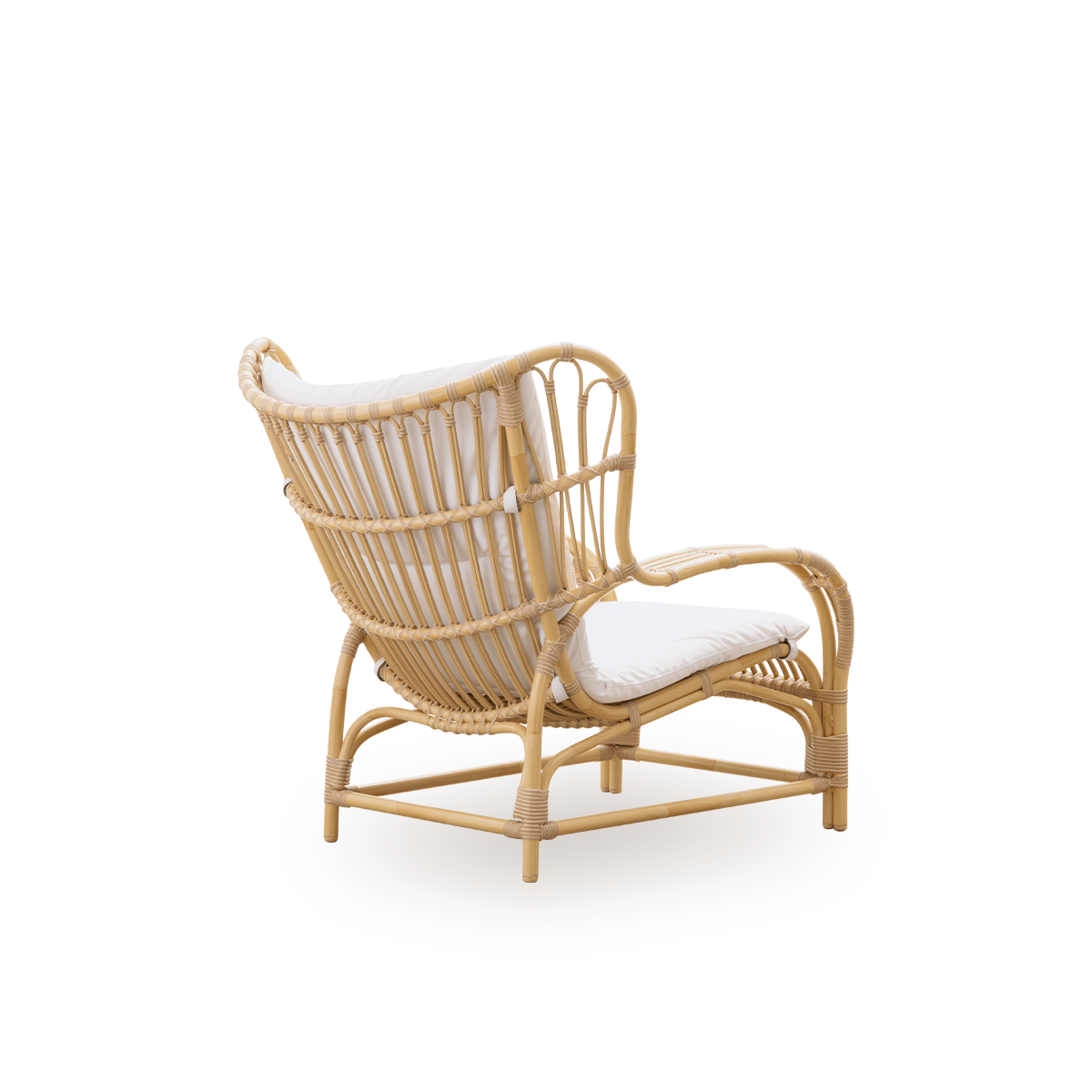 Back side view of the Teddy Exterior lounge chair designed by Viggo Boesen.
Big embracing lounge chair made from aluminum frame in rattan look with ArtFibre bindings.