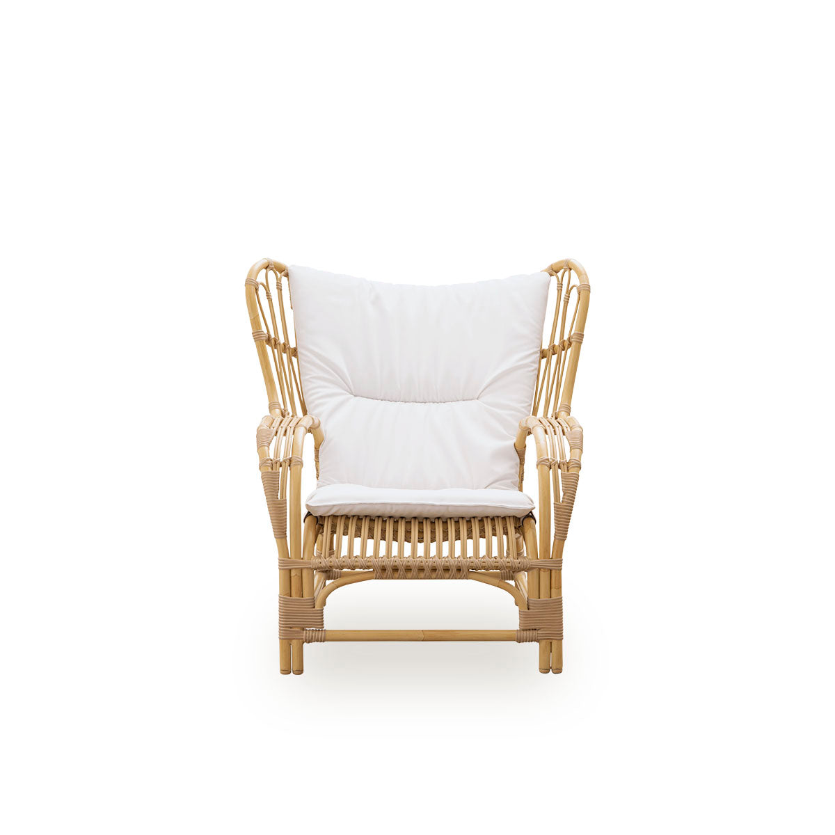 Front view of the Teddy Exterior lounge chair designed by Viggo Boesen.
Large, embracing lounge chair made from aluminum frame in rattan look with ArtFibre bindings.