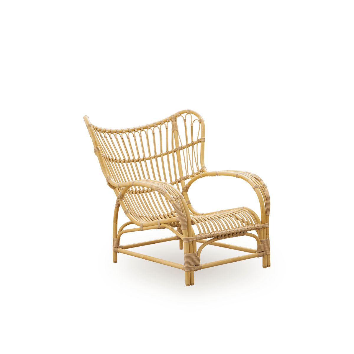 Side view of Teddy Exterior lounge chair designed by Viggo Boesen. Big embracing lounge chair made from aluminium frame in rattan look with ArtFibre bindings. 