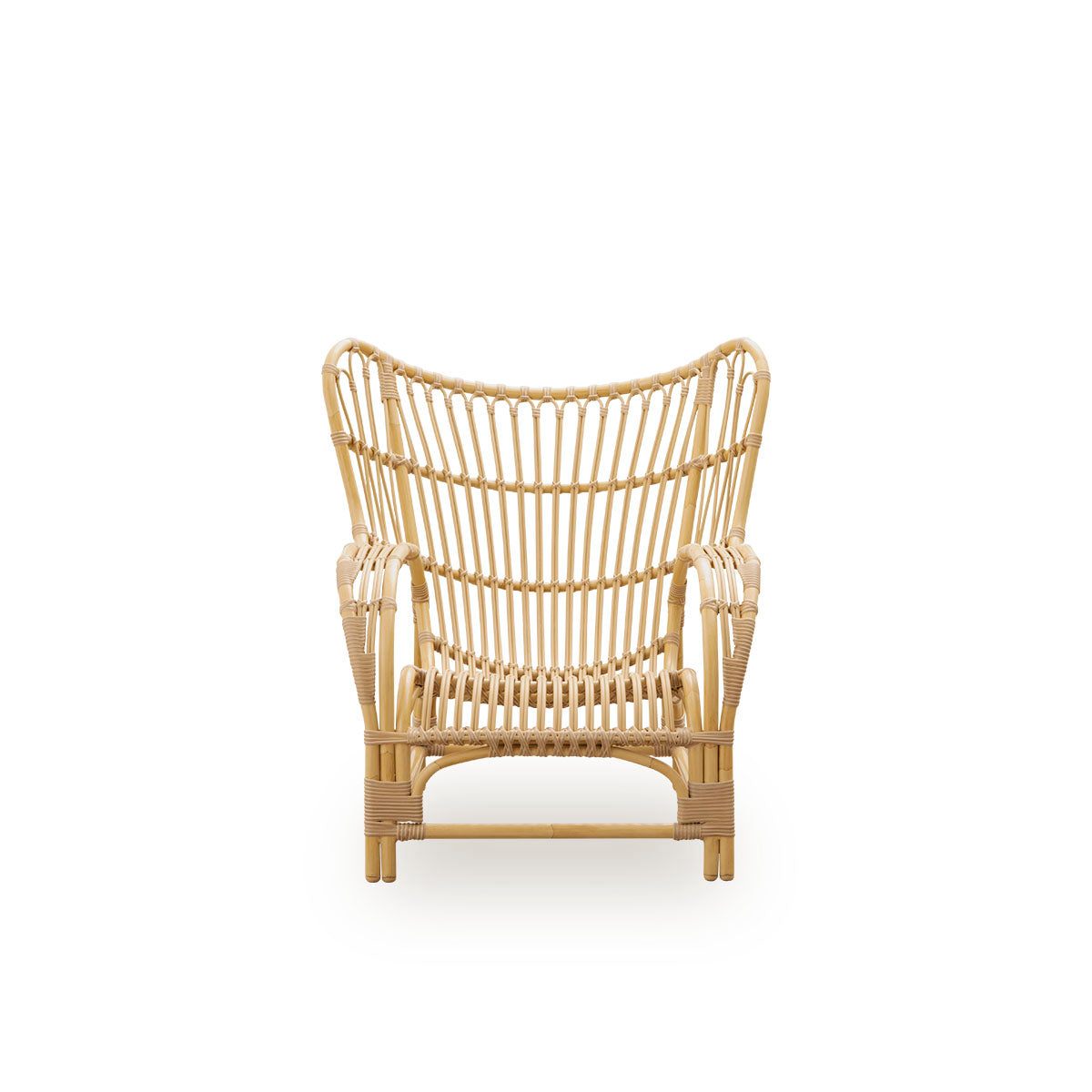 Front view of the Teddy Exterior lounge chair designed by Viggo Boesen.
Large, embracing lounge chair made from aluminum frame in rattan look with ArtFibre bindings.